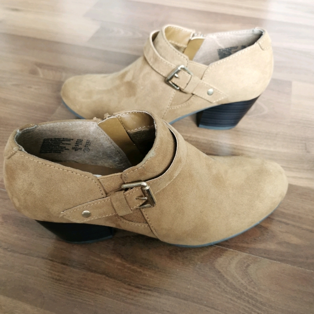 American Eagle ankle boot heels